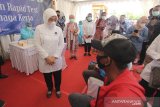 Menteri Ketenagakerjaan Ida Fauziyah (kiri) berbincang dengan peserta pelatihan di Balai Pelatihan Kerja (BLK) Indramayu, Jawa Barat, Rabu (21/10/2020). Dalam kunjungan Kerja tersebut, Menaker meluncurkan program Management COVID bekerja sama dengan PT Polytama Propindo untuk memberikan pelatihan untuk warga korban PHK dan Disabilitas. ANTARA JABAR/Dedhez Anggara/agr