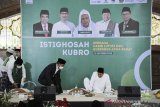 Gubernur Jawa Barat Ridwan Kamil (kiri) bersama Habib Luthfi bin Yahya (kanan) mengikuti Istighosah Kubro di Masjid Pusdai, Bandung, Jawa Barat, Rabu (21/10/2020). Istighosah Kubro yang dipimpin oleh Gubernur Jawa Barat Ridwan Kamil dan Habib Luthfi bin Yahya tersebut digelar untuk memperingati Hari Santri Nasional yang jatuh pada 22 Oktober mendatang dengan tema Santri Sehat, Indonesia Kuat. ANTARA JABAR/Raisan Al Farisi/agr