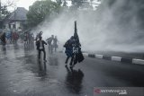 Demonstran menghalau datangnya meriam air yang ditembakkan petugas kepolisian pada unjuk rasa tolak Undang-Undang Omnibus Law Cipta Kerja di Depan Gedung DPRD Jawa Barat, Bandung, Jawa Barat, Rabu (21/10/2020). Aksi yang menolak dan menuntut pembuatan Perppu untuk Undang-Undang Cipta Kerja tersebut berakhir ricuh. ANTARA JABAR/Novrian Arbi/agr