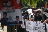 Sejumlah mahasiswa yang tergabung dalam Afiliasi Sekartaji melakukan unjuk rasa di depan kantor DPRD Kota Kediri, Jawa Timur, Rabu (21/10/2020). Aksi mahasiswa tersebut menuntut dicabutnya pengesahan undang-undang omnibus law cipta kerja yang dinilai tidak berpihak kepada masyarakat kecil. Antara Jatim/Prasetia Fauzani/zk.