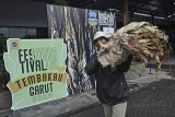 Petani membawa daun tembakau hasil panen di Festival Industri Tembakau Garut 2020 di kawasan Waterboom Banyoe Sinergi Mandala, Kabupaten Garut, Jawa Barat, Kamis (22/10/2020). Disperindag ESDM Kabupaten Garut menggelar Festival Industri Tembakau Garut 2020 yang diikuti tiga kelompok petani tembakau guna meningkatkan pemasaran produk hasil tembakau selain dari memanfaatkan platform media sosial. ANTARA JABAR/Candra Yanuarsyah/agr