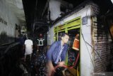 Petugas Dinas Pemadam Kebakaran Kota Surabaya melakukan pembasahan sejumlah rumah yang terbakar di Jalan Jatipurwo Gang  IV Surabaya, Jawa Timur, Kamis (22/10/2020). Sebanyak 16 kendaraan pemadam kebakaran dikerahkan untuk memadamkan empat rumah petak yang ludes terbakar di tengah kawasan pemukiman padat penduduk. Antara Jatim/Didik/Zk