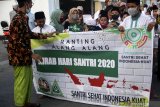 Sejumlah anak mengikuti pawai hari santri di kawasan Waru, Sidoarjo, Jawa Timur, Kamis (22/10/2020). Kegiatan tersebut dalam rangka menyambut Hari Santri Nasional 2020 yang diperingati setiap tanggal 22 Oktober yang menggambil tema 