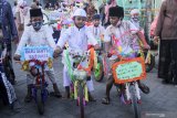 Sejumlah anak mengikuti pawai hari santri di kawasan Waru, Sidoarjo, Jawa Timur, Kamis (22/10/2020). Kegiatan tersebut dalam rangka menyambut Hari Santri Nasional 2020 yang diperingati setiap tanggal 22 Oktober yang menggambil tema 