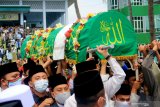  Sejumlah pelayat mengusung keranda jenazah Pimpinan Pondok Modern Darussalam Gontor Abdulllah Syukri Zarkasyi untuk dishalatkan di masjid sebelum dimakamkan di Gontor, Ponorogo, Jawa Timur, Kamis (22/10/2020). Pimpinan pondok pesantren terbesar di Indonesia tersebut meninggal pada Rabu (21/10/2020). Antara Jatim/Adi Pratama/ZK