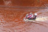 Seorang pengendara motor melintas di jalan yang terendam banjir pasang air laut, di Kota Dumai, Dumai, Riau, Selasa (20/10/2020). Sudah tiga hari Kota Dumai dilanda banjir besar pasang air laut dan seorang warga ditemukan meninggal dunia pada 18 Oktober 2020 diduga akibat tersengat aliran listrik saat banjir merendam rumahnya. ANTARA FOTO/Aswaddy Hamid/hp.