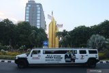 Mobil Limousine Hummer bergambar Machfud Arifin-Mujiaman Sukirno melintas di Jalan Panglima Sudirman, Surabaya, Jawa Timur, Jumat (23/10/2020). Keberadaan mobil yang dimiliki salah satu relawan Machfud Arifin-Mujiaman Sukirno itu sebagai sarana untuk mengenalkan pasangan calon Wali Kota dan Wakil Wali Kota Surabaya dengan nomor urut 2 kepada masyarakat. Antara Jatim/Didik/Zk