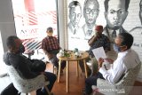 Komosioner KPU Daerah Kotabaru Dodi Rusmana (dua kiri) bersama Sekretariat KPU Daerah Kotabaru Zunaidi (kiri) berbincang bersama Kepala LKBN Antara Biro Kalsel Nurul Aulia Badar (dua kanan) didampingi Redaktur LKBN Antara Biro Kalsel Imam Hanafi (kanan) saat berkunjung ke kantor LKBN Antara Biro Kalsel di Banjarmasin, Kalimantan Selatan, Jumat (24/10/2020). Foto Antaranews Kalsel/Bayu Pratama S.