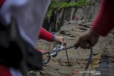 Siswa sekolah panjat tebing merah putih menjalani sesi kelas panjat tebing di Tebing Batu Templek, Cimenyan, Kabupaten Bandung, Jawa Barat, Jumat (23/10/2020). Sekolah panjang tebing merah putih yang diinisiasi oleh Vertical Rescue Indonesia tersebut melatih teknik dasar panjat tebing kepada pelajar dan mahasiswa sekaligus melatih kepekaan terhadap tanggap bencana. ANTARA JABAR/Raisan Al Farisi/agr