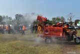 Petugas mengoperasikan motor tangki penyemprot disinfektan saat Apel Kerja Bakti Massal dalam rangka peningkatan perilaku hidup bersih dan sehat di Dempelan, Kabupaten Madiun, Jawa Timur, Sabtu (24/10/2020). Apel yang dilanjutkan kerja bakti massal di sejumlah lokasi di Kabupaten Madiun dimaksudkan untuk mengajak masyarakat membersihkan lingkungan masing-masing guna menjaga kebersihan dan kesehatan serta mencegah terjadinya bencana. Antara Jatim/Siswowidodo/zk.