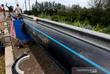 Pekerja merangkai pipa untuk mengalirkan air bersih Perusahaan Daerah Air Minum (PDAM) di Banda Aceh, Aceh, Sabtu (24/10/2020). Pemerintah telah menetapkan target dalam Rencana Pembangunan Jangka Menengah Nasional (RPJMN) 2020-2024 dengan capaian akses air minum layak sebesar 75 persen dengan akses air minum perpipaan sebesar 30 persen. Antara Aceh/Irwansyah Putra.