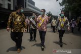 Wakil Menteri Perdagangan RI Jerry Sambuaga (kedua kanan) didampingi Direktur Utama PT. Leuwijaya Utama Textile (Leuwitex) Lucky Tanu (kiri) berjalan untuk meninjau produksi masker 4-ply di Pabrik  PT. Leuwijaya Utama Textile, Cimahi, Jawa Barat, Sabtu (24/10/2020). Kunjungan Wakil Menteri Perdagangan tersebut sebagai bentuk apresiasi atas kontribusi terhadap peluncuran  inovasi masker 4-Ply oleh PT Leuwitex dalam pemenuhan kebutuhan APD dan Masker Nasional serta petensi sumbangan peluang ekspor APD dan Masker yang ditargetkan  mencapai USD 4,56 Miliar hingga akhir 2020. ANTARA JABAR/Novrian Arbi/agr