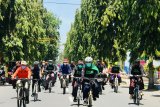 Gubernur Khofifah bersepeda dengan sarung peringati Hari Santri di Situbondo
