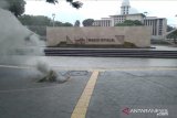 Kepulan asap keluar di depan Masjid Istiqlal Jakarta akibat kabel listrik terbakar