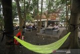 Suasana cafe 101 Coffee di hutan kota di Jalan Lambung Mangkurat, Banjarmasin, Kalimantan Selatan, Minggu (25/10/2020). Cafe yang berkonsep di tengah hutan kota dan dikelola Korem 101/Antasari berkerjasama dengan pihak swasta tersebut ramai dikunjungi warga yang ingin bersantai. Foto Antaranews Kalsel/Bayu Pratama S.