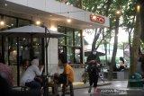 Warga bersantai di cafe 101 Coffee hutan kota di Jalan Lambung Mangkurat, Banjarmasin, Kalimantan Selatan, Minggu (25/10/2020). Cafe yang berkonsep di tengah hutan kota dan dikelola Korem 101/Antasari berkerjasama dengan pihak swasta tersebut ramai dikunjungi warga yang ingin bersantai. Foto Antaranews Kalsel/Bayu Pratama S.
