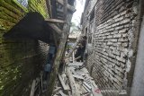 Warga menyaksikan rumah yang rusak akibat gempa bumi di Dusun Kertaharja, Kabupaten Ciamis, Jawa Barat, Minggu (25/10/2020). Gempa berkekuatan 5,9 skala richter pada Minggu (25/10) pagi, pukul 07.56 WIB, mengakibatkan sebuah rumah milik warga rusak dan satu orang luka tertimbun reruntuhan bangunan. ANTARA JABAR/Adeng Bustomi/agr