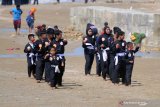 Sejumlah pesilat mengikuti Pemusatan Latihan Daerah (Puslatda) di Pantai wisata Jumiang, Pamekasan, Jawa Timur, Minggu (25/10/2020). Puslatda yang diikuti pesilat dari berbagai perguruan di kabupaten itu, sebagai persiapan menjelang digelarnya Poprov 2021 di Kabuoaten Jember. Antara Jatim/Saiful Bahri/zk