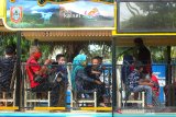 Wisatawan menaiki bus untuk berkeliling kota di Kawasan Tugu 0 Km, Banjarmasin, Kalimantan Selatan, Minggu (25/10/2020). Pemprov Kalsel bekerja sama dengan tiga asosiasi pariwisata mengoperasikan dua unit bus wisata yang diberi nama Bus Bejalanan dengan menawarkan rekreasi berkeliling Kota Banjarmasin. Hal tersebut untuk menggaet wisatawan serta membangkitkan perekonomian sektor wisata yang terpuruk akibat pandemi COVID-19. Foto Antaranews Kalsel/Bayu Pratama S.