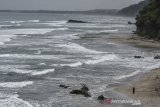 Wisatawan menikmati Pantai Karang Nini di Resort Pemangkuan Hutan (RPH), Desa Emplak, Kabupaten Pangandaran, Jawa Barat, Minggu (25/10/2020). Wisata Karang Nini menyuguhkan pemandangan keindahan hutan dan lautan serta tersedian juga area perkemahan. ANTARA JABAR/Adeng Bustomi/agr