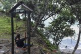 Wisatawan menikmati Pantai Karang Nini di Resort Pemangkuan Hutan (RPH), Desa Emplak, Kabupaten Pangandaran, Jawa Barat, Minggu (25/10/2020). Wisata Karang Nini menyuguhkan pemandangan keindahan hutan dan lautan serta tersedian juga area perkemahan. ANTARA JABAR/Adeng Bustomi/agr