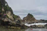 Wisatawan menikmati Pantai Karang Nini di Resort Pemangkuan Hutan (RPH), Desa Emplak, Kabupaten Pangandaran, Jawa Barat, Minggu (25/10/2020). Wisata Karang Nini menyuguhkan pemandangan keindahan hutan dan lautan serta tersedian juga area perkemahan. ANTARA JABAR/Adeng Bustomi/agr