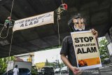 Sejumlah aktivis lingkungan melakukan aksi simpatik membentangkan spanduk di Bandung, Jawa Barat, Senin (26/10/2020). Aksi simpatik tersebut menuntut kepada Pemerintah untuk mengutamakan pengelolaan dan perlindungan lingkungan hidup serta sumber daya alam yang berkelanjutan sesuai prinsip keadilan antar generasi. ANTARA JABAR/M Agung Rajasa/agr