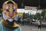 Sejumlah aktivis lingkungan melakukan aksi simpatik membentangkan spanduk di Bandung, Jawa Barat, Senin (26/10/2020). Aksi simpatik tersebut menuntut kepada Pemerintah untuk mengutamakan pengelolaan dan perlindungan lingkungan hidup serta sumber daya alam yang berkelanjutan sesuai prinsip keadilan antar generasi. ANTARA JABAR/M Agung Rajasa/agr