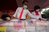 Polisi menunjukkan barang bukti narkotika saat pemusnahannya di Polrestabes Surabaya, Jawa Timur, Senin (26/10/2020). Satresnarkoba Polrestabes Surabaya bersama jajaran memusnahkan barang bukti narkotika, beberapa diantaranya sabu seberat 78,67 kilogram, pil ekstasi sebanyak 14.791 butir, pil 'Happy Five' sebanyak 17.728 butir, pil 'Double L' sebanyak 90.030 butir yang diamankan dari 33 tersangka dalam 25 kasus selama periode bulan Juni sampai Oktober 2020. Antara Jatim/Didik/Zk