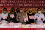 Polisi bersama tokoh masyarakat menunjukkan barang bukti narkotika saat pemusnahannya di Polrestabes Surabaya, Jawa Timur, Senin (26/10/2020). Satresnarkoba Polrestabes Surabaya bersama jajaran memusnahkan barang bukti narkotika, beberapa diantaranya sabu seberat 78,67 kilogram, pil ekstasi sebanyak 14.791 butir, pil 'Happy Five' sebanyak 17.728 butir, pil 'Double L' sebanyak 90.030 butir yang diamankan dari 33 tersangka dalam 25 kasus selama periode bulan Juni sampai Oktober 2020. Antara Jatim/Didik/Zk