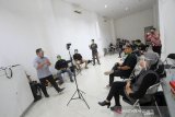 Ketua Asosiasi Profesi Fotografi Indonesia (APFI) Daerah Kalimantan Selatan Acid Ridha (kiri) memeparkan materi saat pelatihan foto cerita di Borneo Digital, Banjarmasin, Kalimantan Selatan, Senin (25/10/2020). Guna meningkatkan SDM pariwisata dan pengembangan wira usaha baru Disbudpar Kota Banjarmasin menyelenggarakan pelatihan foto cerita (Telling Story) selama tiga hari 5-7 Oktober 2020. Foto Antaranews Kalsel/Bayu Pratama S.