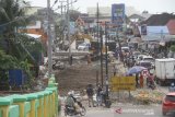 Pekerja beraktivitas di proyek pelebaran jalan di Kawasan Masjid Jami, Banjarmasin, Kalimantan Selatan, Senin (26/10/2020). Pemerintah Kota Banjarmasin melalui Dinas PUPR Kota Banjarmasin melakukan proyek pelebaran jalan sepanjang 106 meter dari turunan jembatan sulawesi hingga kedepan gang simpang masjid jami dengan anggaran Rp1 miliar yang berasal dari APBD Kota Banjarmasin dan di targetkan selesai pada awal November 2020. Foto Antaranews Kalsel/Bayu Pratama S.