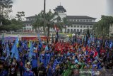 Buruh dari berbagai organisasi melakukan aksi di depan Gedung Sate, Bandung, Jawa Barat, Selasa (27/10/2020). Dalam aksinya, buruh menuntut agar Presiden Joko Widodo tidak menandatangani UU Cipta Kerja serta mendesak Presiden untuk mengeluarkan PERPPU. ANTARA JABAR/Raisan Al Farisi/agr