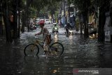 Kendaraan menerjang banjir yang melanda Komplek Panyileukan, Bandung, Jawa Barat, Selasa (27/10/2020). Hujan yang mengguyur Bandung Raya sejak siang hingga sore hari membuat jalanan di komplek tersebut tergenang air setinggi 10 hingga 50 sentimeter akibat luapan sungai. ANTARA JABAR/Raisan Al Farisi/agr