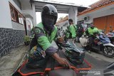 Sejumlah pengemudi Ojek daring menyiapkan paket sembako bantuan sosial untuk di distribusikan di Kantor Pos Indramayu, Jawa Barat, Selasa (27/10/2020). Bantuan sosial dari Provinsi Jabar tahap 3 tersebut diberikan kepada 54000 penerima manfaat di Indramayu. ANTARA JABAR/Dedhez Anggara/agr