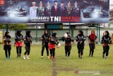 Atlet cabang olahraga (cabor) Rugby Indonesia pemprov Aceh mengikuti latihan rutin di Banda Aceh, Aceh, Selasa (27/10/2020). Persatuan Rugby Union Indonesia (PRUI) Aceh mempersiapkan tim putra dan putri mengikuti PON Papua dan Sea Games 2021 di Vietnam. Antara Aceh/Irwansyah Putra.