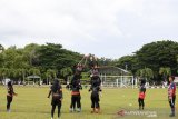 Atlet cabang olahraga (cabor) Rugby Indonesia pemprov Aceh mengikuti latihan rutin di Banda Aceh, Aceh, Selasa (27/10/2020). Persatuan Rugby Union Indonesia (PRUI) Aceh mempersiapkan tim putra dan putri mengikuti PON Papua dan Sea Games 2021 di Vietnam. Antara Aceh/Irwansyah Putra.