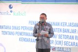 Direktur Operasional Bank Kalsel Ahmad Fatrya Putra memberikan sambutan saat acara penandatangan Mou perjanjian kerjasama di Martapura, Kabupaten Banjar, Kalimantan Selatan, Selasa (27/10/2020). Perjanjian kerjasama tersebut bertujuan untuk memberi kemudahan penerimaam pembayaran/swtoran retribusi pengujian kemdaraan bermotor (KIR) secara online bagi pemilik kendaraan bermotor wajib uji di wilayah Kabupaten Banjar. Foto Antaranews Kalsel/HO-Humas Bank Kalsel/Bay.