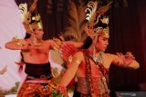 Seniman mementaskan tari saat pagelaran tari kolosal Krisnayana di Gedung Bhakti Budaya di Blitar, Jawa Timur, Senin (26/10/2020) malam. Pagelaran tari kolosal yang bercerita tentang perjalanan hidup tokoh wayang Sri Krisna yang terpahat pada relief Candi Penataran tersebut dipentaskan secara daring, guna menghindari penyebaran COVID-19. Antara Jatim/Irfan Anshori/zk.