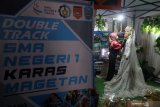 Murid SMA Negeri 1 Karas Magetan unjuk kebolehan dalam merias saat Pameran Sekolah 