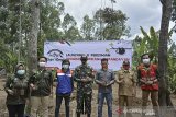 Community Development Officer PT Pertamina Fuel Terminal Bandung Group Wahyu Eko Widodo (kanan) bersama Ketua Kelompok Tani Kopi Buana Lestari Andri Herdiana (ketiga kanan) foto bersama saat peluncuran Program CSR Kopi Kang dan penanaman bibit kopi di Desa Cipaganti, Cisurupan, Kabupaten Garut, Jawa Barat, Selasa (27/10/2020). PT Pertamina Fuel Terminal Bandung Group memberdayakan Petani Kopi Kang melalui program Corporate Social Responsibility (CSR) yang bertujuan untuk meningkatkan keterampilan petani dalam budidaya kopi, menyediakan bibit kopi unggulan dan alat pengolahan pascapanen, keterampilan pengemasan produk kopi, serta memperluas pasar yang nantinya dari total pendapatan akan didonasikan sebesar 10 persen untuk pelestarian kukang Jawa di Gunung Papandayan. ANTARA JABAR/Candra Yanuarsyah/agr