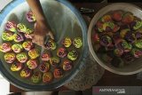 Pekerja menyelesaikan produksi kue kukus mawar di Indramayu, Jawa Barat, Selasa (27/10/2020). Menteri Keuangan Sri Mulyani Indrawati berencana menggratiskan sertifikasi halal untuk Usaha Mikro Kecil dan Menengah (UMKM) untuk mengupayakan Indonesia menjadi produsen produk halal utama di dunia pada 2024 mendatang. ANTARA JABAR/Dedhez Anggara/agr