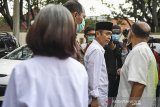 Terdakwa kasus dugaan penyebaran berita bohong kelompok Sunda Empire Nasri Banks (kanan), Ki Ageng Raden Rangga Sasana (tengah) dan Raden Ratna Ningrum (kiri) memberikan keterangan seusai menjalani sidang putusan di Pengadilan Negeri Bandung, Jawa Barat, Selasa (27/10/2020). Majelis Hakim menjatuhkan hukuman kepada tiga petinggi kekaisaran fiktif Sunda Empire dengan hukuman masing-masing dua tahun penjara. ANTARA JABAR/M Agung Rajasa/agr