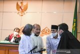 Terdakwa kasus dugaan penyebaran berita bohong kelompok Sunda Empire Nasri Banks (kedua kiri), Ki Ageng Raden Rangga Sasana (kedua kanan) dan Raden Ratna Ningrum (kiri) berbincang dengan kuasa hukumnya saat menjalani sidang putusan di Pengadilan Negeri Bandung, Jawa Barat, Selasa (27/10/2020). Majelis Hakim menjatuhkan hukuman kepada tiga petinggi kekaisaran fiktif Sunda Empire dengan hukuman masing-masing dua tahun penjara. ANTARA JABAR/M Agung Rajasa/agr