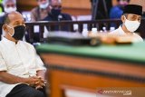 Terdakwa kasus dugaan penyebaran berita bohong kelompok Sunda Empire Nasri Banks (kiri) dan Ki Ageng Raden Rangga Sasana (kanan) menjalani sidang putusan di Pengadilan Negeri Bandung, Jawa Barat, Selasa (27/10/2020). Majelis Hakim menjatuhkan hukuman kepada tiga petinggi kekaisaran fiktif Sunda Empire dengan hukuman masing-masing dua tahun penjara. ANTARA JABAR/M Agung Rajasa/agr