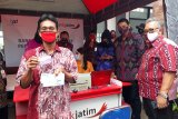 Wali Kota Kediri Abdullah Abu Bakar menyaksikan pendistribusian bantuan sosial berupa beras dan Kartu Sahabat di Kantor Kelurahan Gayam, Kecamatan Mojoroto, Kota Kediri, Jawa Timur, Selasa (27/10/2020). Program dengan APBD Kota Kediri itu sudah dimulai sejak April 2020 hingga November 2020. Pada penyaluran tahap keempat jumlah penerima 25.794 KPM, bertambah 1.477 KPM dari tahap ketiga, yakni 24.317 KPM. Antara Jatim/ Asmaul Chusna/zk 