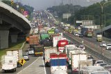 Sejumlah kendaraan melaju di jalan tol Jakarta - Cikampek (Japek) KM 47, Karawang, Jawa Barat, Rabu (28/10/2020). PT Jasa Marga mencatat peningkatan lalu lintas tol Jakarta-Cikampek hingga 51,6 persen atau  mencapai 73.201 kendaraan meninggalkan Jakarta dibandingkan arus lalulintas normal. ANTARA JABAR/M Ibnu Chazar/agr