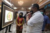 Sekretaris Daerah Provinsi Jawa Timur Heru Tjahjono didampingi Kadisbudpar Provinsi Jawa Timur Sinarto meninjau Pameran Promosi Online Harmoni Seni Rupa Jawa Timur 2020 di di Sawunggaling hall, Taman Budaya Jawa Timur, Surabaya, Jawa Timur, Selasa (27/10/2020). Pameran yang berlangsung secara luring (luar jaringan) dan daring (dalam jaringan) itu diikuti 83 perupa dari berbagai daerah di Jawa Timur. Antara Jatim/Didik/Zk