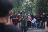 Seorang  mahasiswa berorasi saat aksi mimbar bebas di Kawasan Jalan Lambung Mangkurat, Banjarmasin, Kalimantan Selatan, Rabu (28/10/2020). Dalam orasi tersebut mereka menuntut presiden mengeluarkan Perppu untuk menghentikan UU Omnibus Law Cipta Kerja yang dinilai merugikan masyarakat kecil. Foto Antaranews Kalsel/Bayu Pratama S.