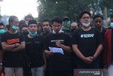 Sejumlah mahasiswa mengikuti aksi mimbar bebas di Kawasan Jalan Lambung Mangkurat, Banjarmasin, Kalimantan Selatan, Rabu (28/10/2020). Dalam orasi tersebut mereka menuntut presiden mengeluarkan Perppu untuk menghentikan UU Omnibus Law Cipta Kerja yang dinilai merugikan masyarakat kecil. Foto Antaranews Kalsel/Bayu Pratama S.